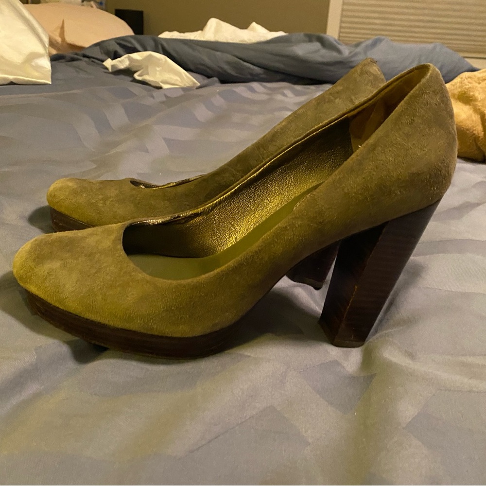 Banana Republic olive suede shoes. Size 8 platform